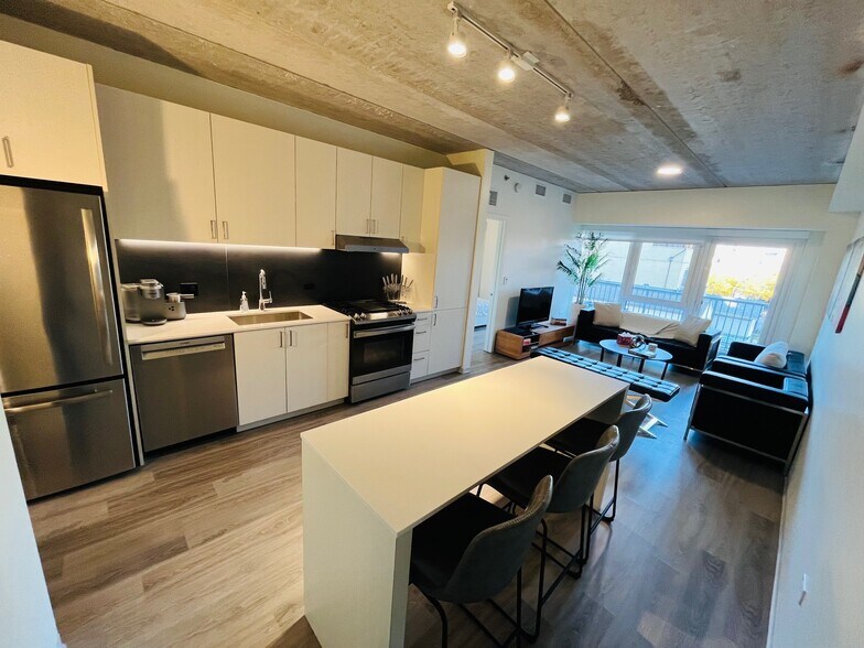 Building Photo - 334 W Schiller St