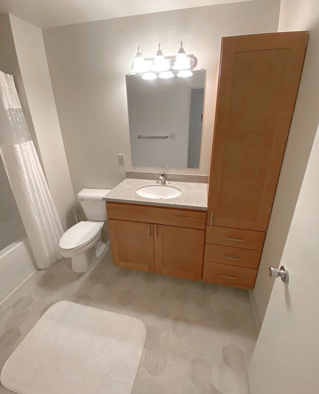 Building Photo - Two Bedroom Contemporary Style Apartment o...