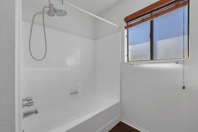 Master Shower - 2039 Norloti St