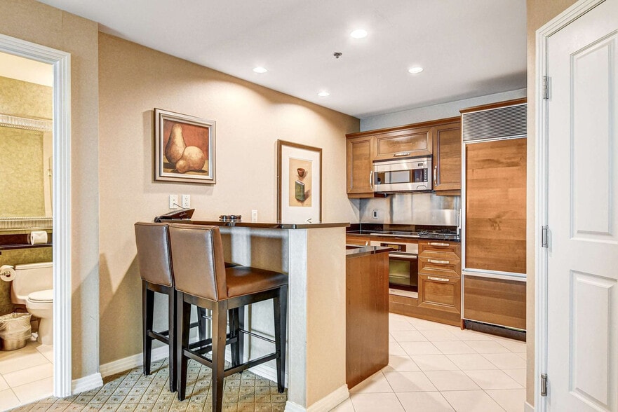 Building Photo - 135 E Harmon Ave