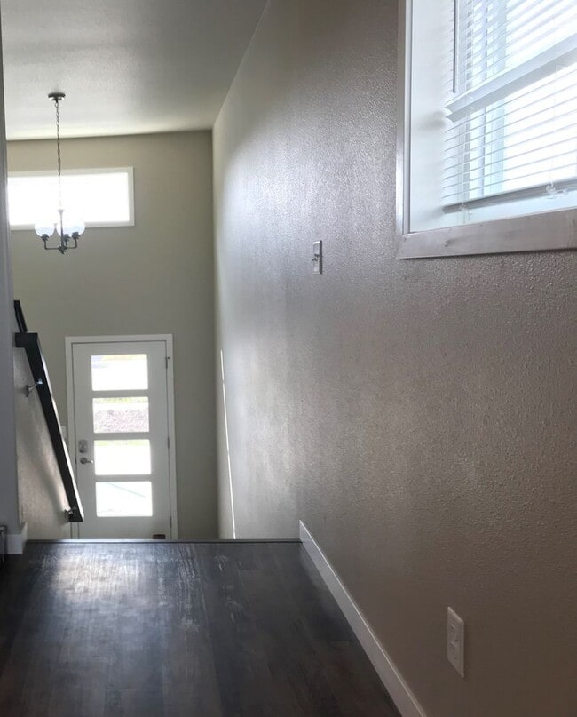 Building Photo - 4 bed 3 bath Single Family Home