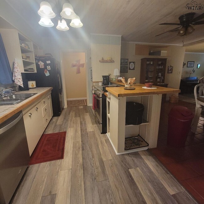 Building Photo - 2415 Martin St