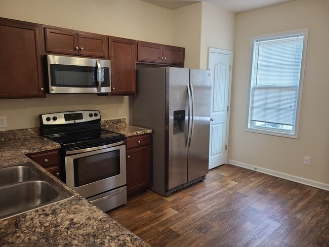 Building Photo - 2 bedroom, 2.5 bath unfurnished townhouse in Holly Ridge - Beacon Woods Community