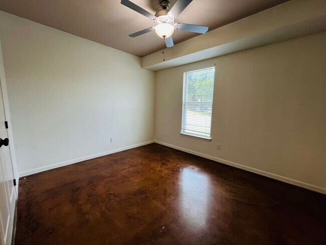 Building Photo - 2801 Sandage Ave