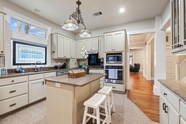 Building Photo - 1211 Lexington St