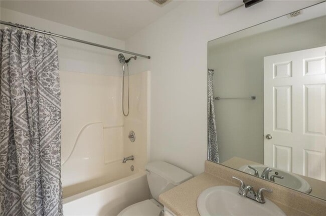 Building Photo - 1331 Memorial Dr SE