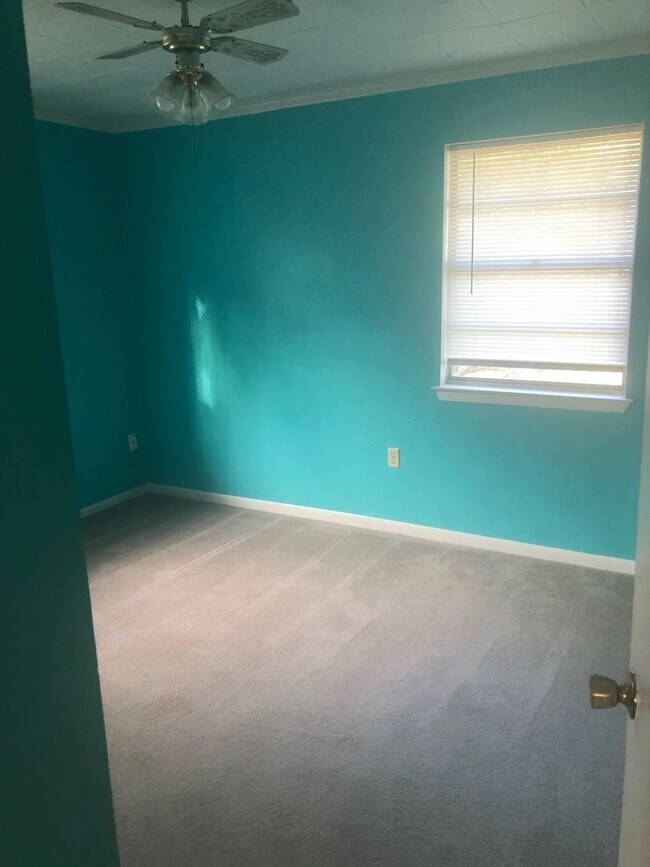 Building Photo - Nice Country living!