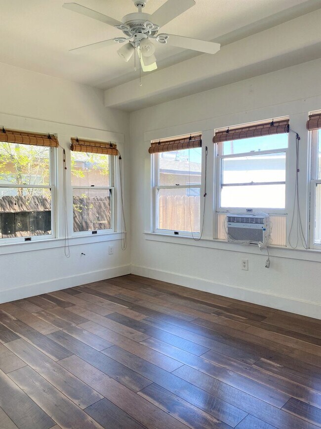 Building Photo - Must see this Antique Beauty! 3-bed/1 bath...