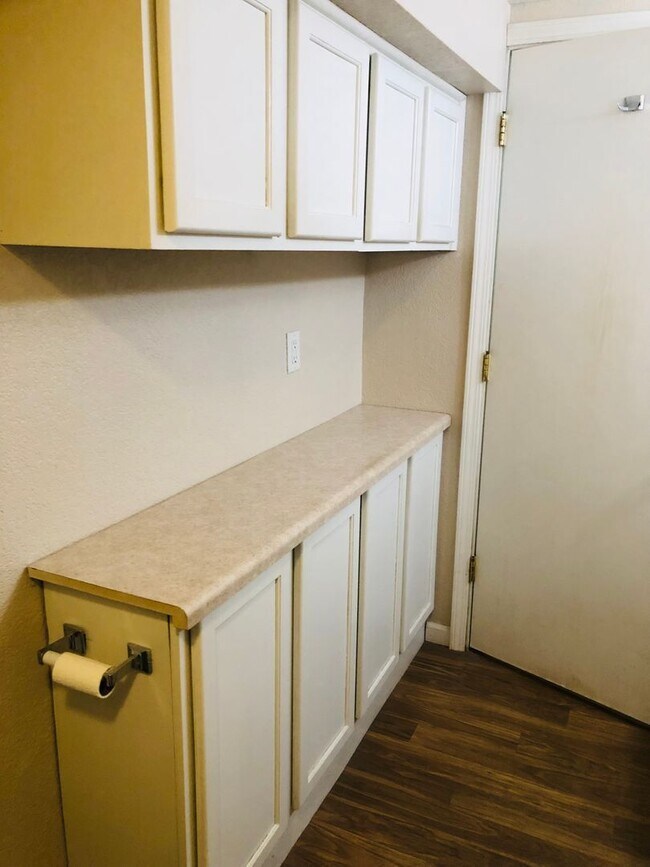 Building Photo - House- NW