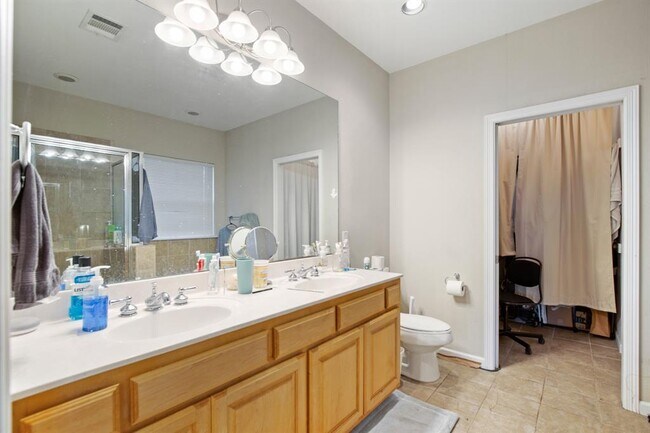 Building Photo - 910 E 51st St