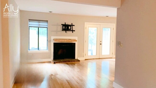 Building Photo - 583 Southampton Ct