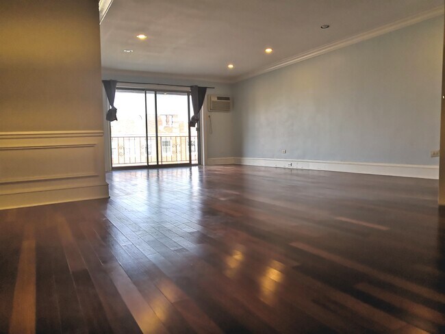 living room - 401 S Grove Ave