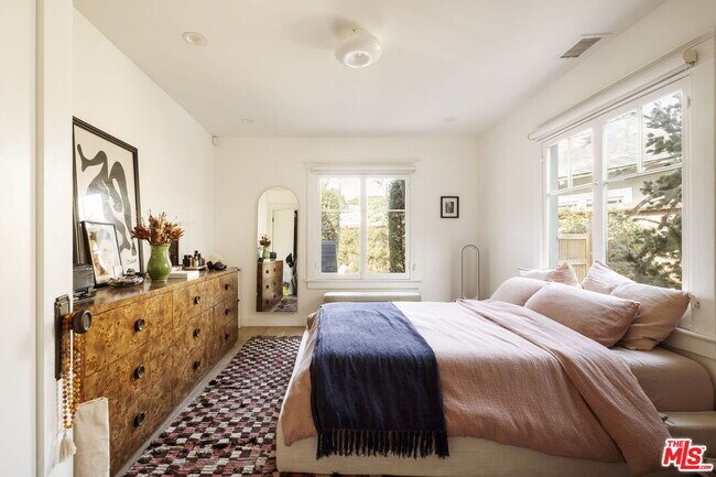 Building Photo - 601 Crestmoore Pl