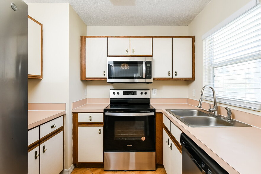 Building Photo - 2282 Santa Lucia St