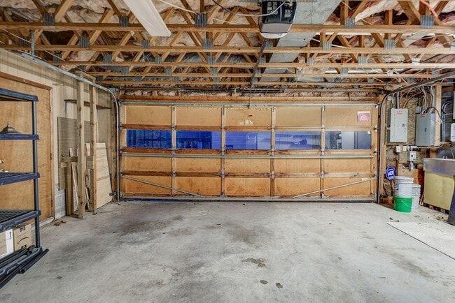 Building Photo - Large home in a beautiful setting close to all JC amenities