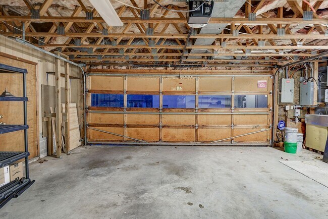 Building Photo - Large home in a beautiful setting close to...