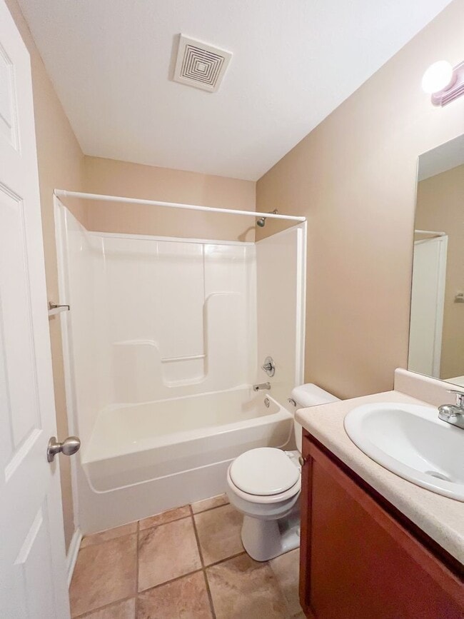 Building Photo - 2 Bedroom 1.5 Bathroom Townhome!!!