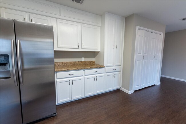 Building Photo - 328 Lake View Dr