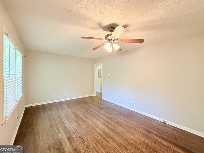 Building Photo - 1140 Azalea Cir NE