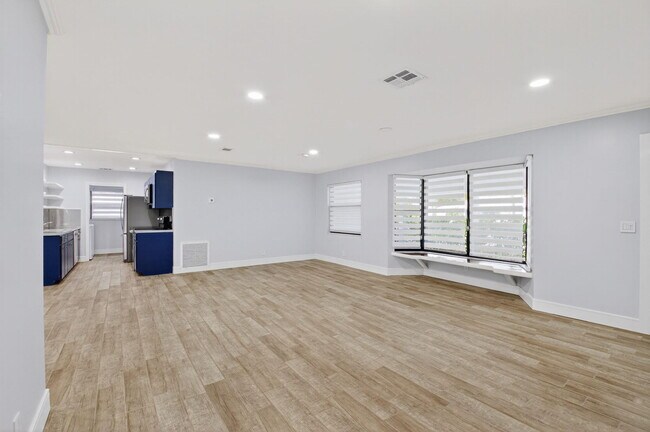 Building Photo - 725 Heron Dr