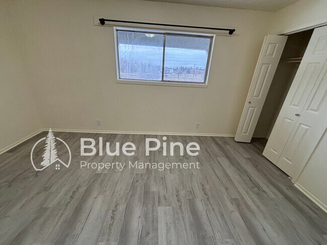 Building Photo - 1464 Falcon Dr