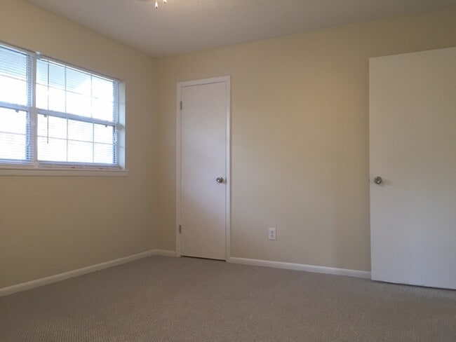 Building Photo - 2 Bed 1.5 Bath two story condo.