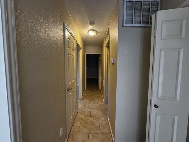Building Photo - 3611 Monclave Dr