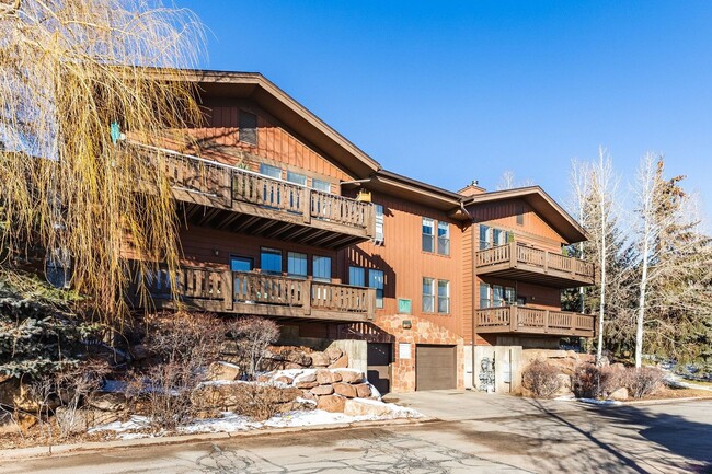 Building Photo - Bright first-floor Pinebrook Pointe condo