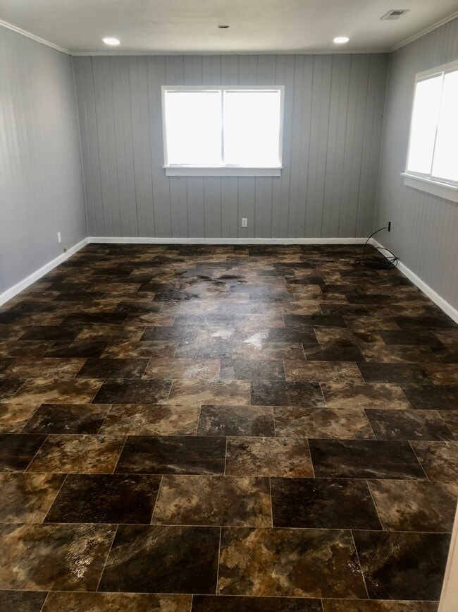 Building Photo - Recently updated 3 BR/1 BA plus a BONUS ROOM!