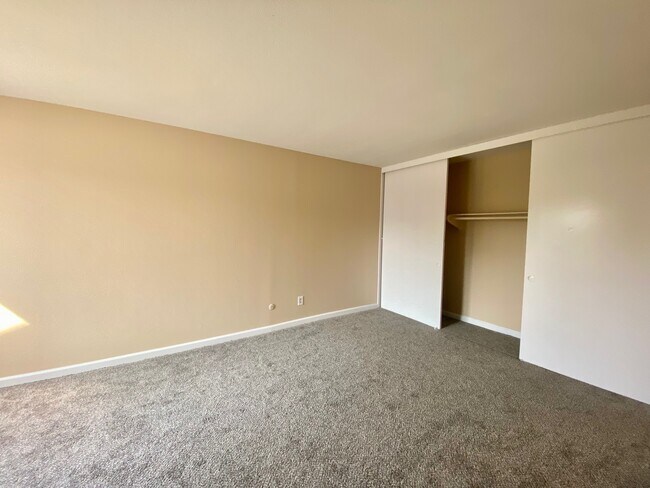 Building Photo - 2521 W Sunflower Ave