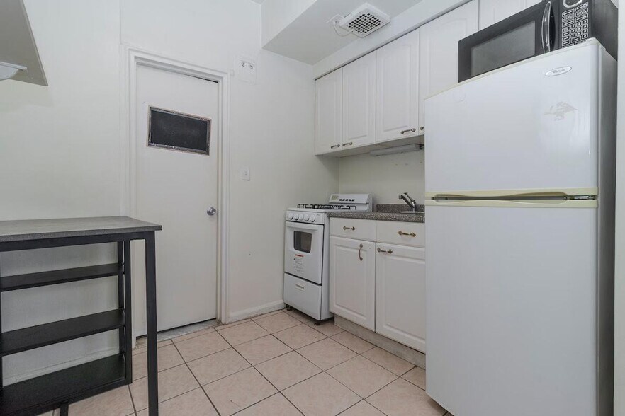 Building Photo - 300 E 82nd St