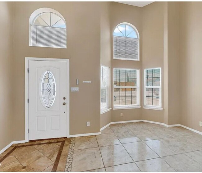 Building Photo - 4 BEDROOM 3 BATHROOM HOME! fully remodeled...