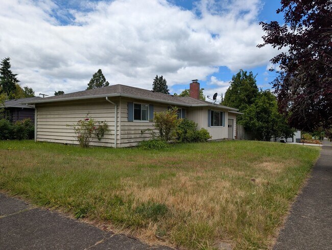 Building Photo - Ranch Style 3-Bedroom, 1-Bath Home In East Eugene!