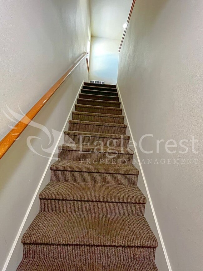 Building Photo - Large 6-Bedroom Whitman Neighborhood House; *Half Off 2nd Month Rent*