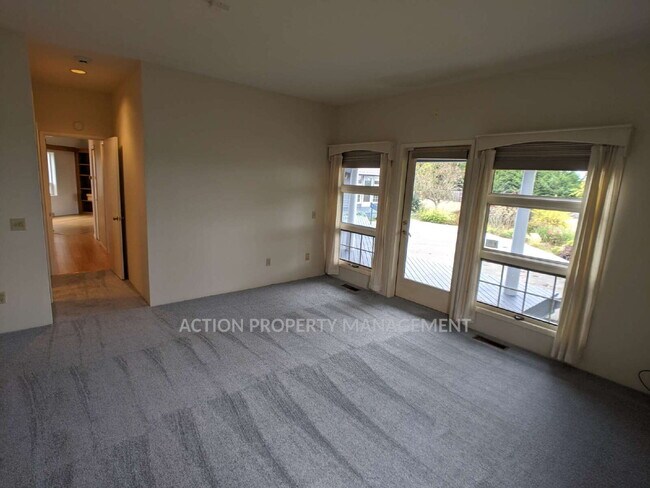 Building Photo - 3 bed 3 bath on 4.8 acres w/ beautiful water view