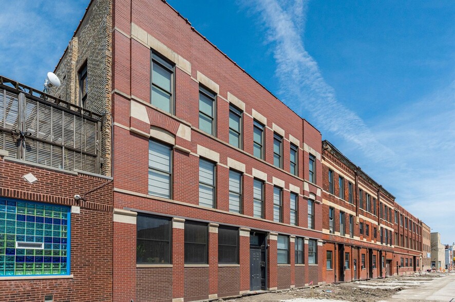 Primary Photo - 2120 W Grand Ave