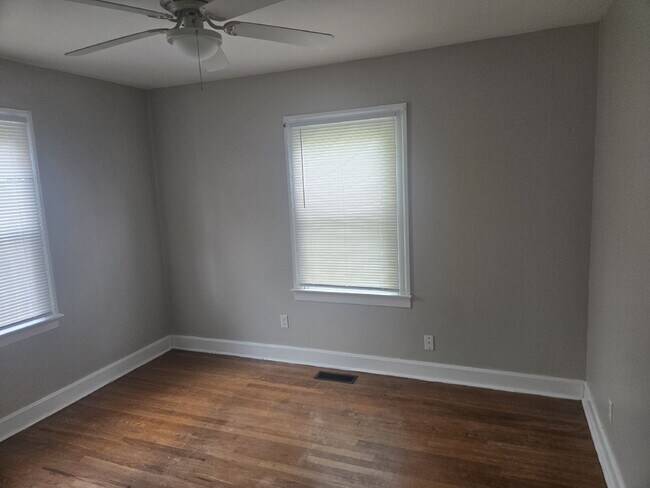 Building Photo - "Move in Ready 3-Bedroom Home on Huntoon A...