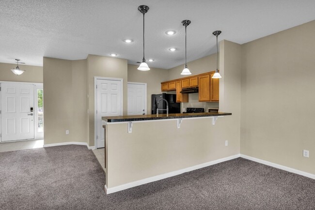 Building Photo - Charming 3-Bed Townhome in Prime Richmond Hill Location!