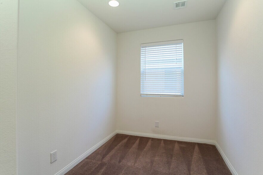 Building Photo - 7924 N Kelburn Hill St