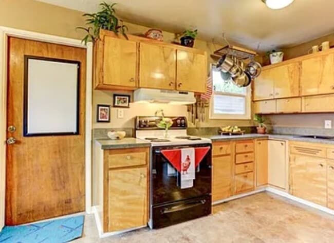 Building Photo - Arbor Lodge Bungalow with Hardwoods, Attac...