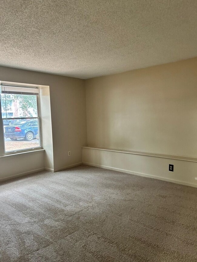 Building Photo - Available Now! Spacious 2 Bedroom Apartment!!