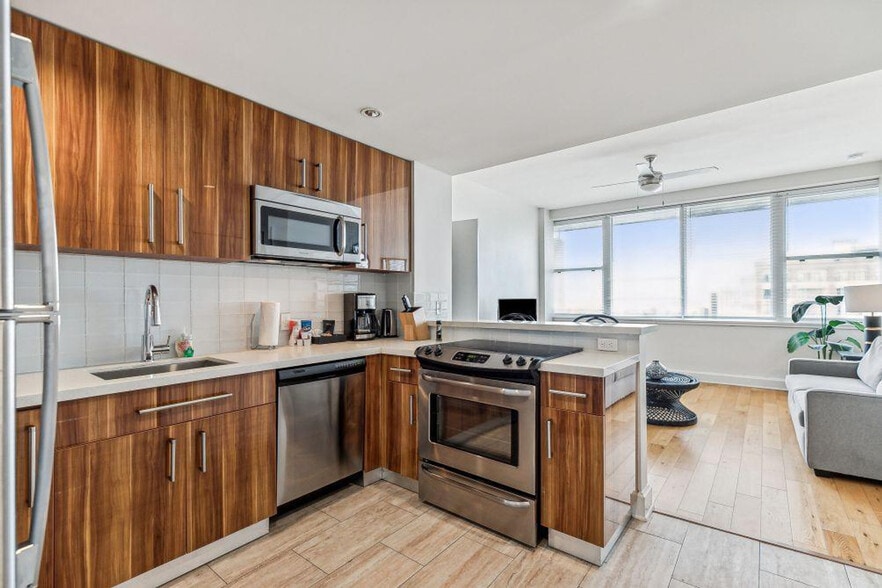 Building Photo - 925 Common St