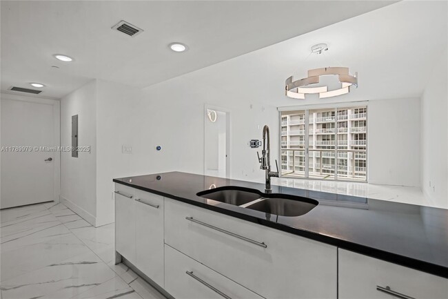 Building Photo - 475 Brickell Ave