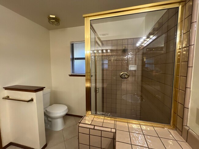 Building Photo - 3 BEDROOM/2 BATH EAST ROSEVILLE BEAUTY W/P...
