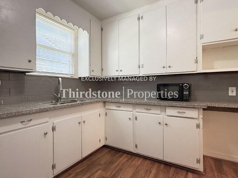 Building Photo - 4833 Kingsbury St