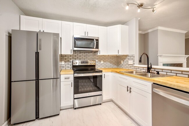 Building Photo - Apartment with Landscaping and washer/drye...