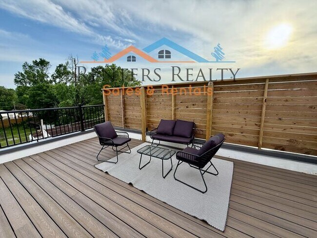 Building Photo - Stunning 3 Bedroom with Rooftop Terrace