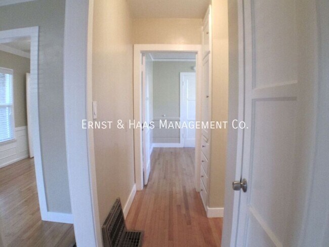 Building Photo - 215 E Scott St