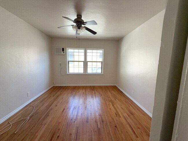 Building Photo - 517