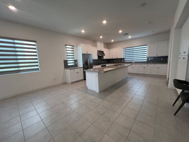 Building Photo - Beautiful furnished 4 bedroom Townhouse!